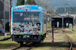 高森駅で待機するマンガよせがきトレイン［南阿蘇鉄道］