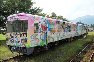 夏休みから運行の新マンガよせがきトレイン（ピンク）［南阿蘇鉄道］